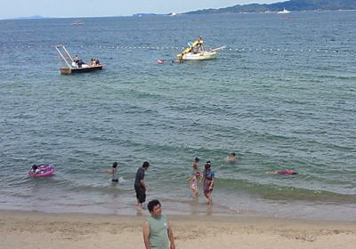 浜辺で遊ぶ